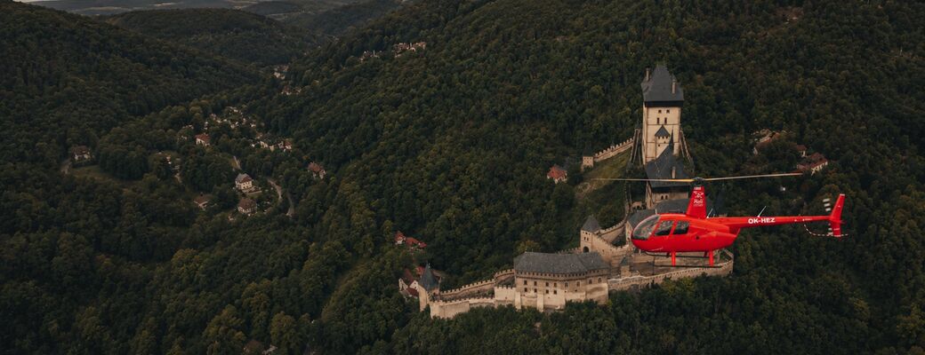Let vrtuľníkom nad památkami - ilustračná fotografia nad Karlštejnom