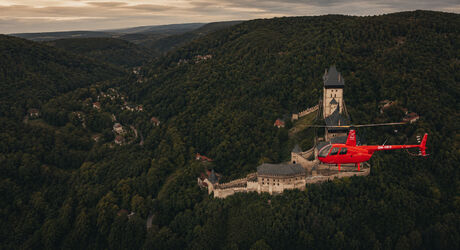Let vrtuľníkom nad památkami - ilustračná fotografia nad Karlštejnom