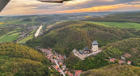Vyhliadkový let nad Karlštejnom.