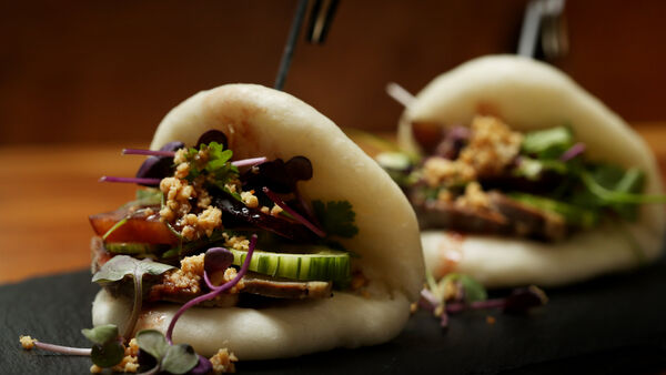 Kačacie gua bao - taiwanská žemľa, konfitovaná trhaná kačka, domáca slivková omáčka, hadia hlava, jarná cibuľka a arašidy