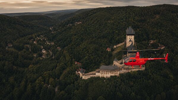Let vrtuľníkom nad památkami - ilustračná fotografia nad Karlštejnom