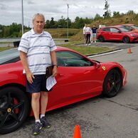 Milan Šilhan (Brno, 71) na Jazde vo Ferrari na Morave