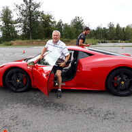 Milan Šilhan (Brno, 71) na Jazde vo Ferrari na Morave